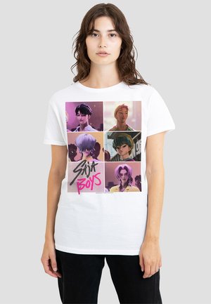 White t-shirt featuring a graphic print with six illustrated faces and the text "SØNIA BOYS" in bold pink letters. Short sleeves, casual fit.