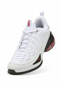 Weißer Sportschuh mit strukturiertem Mesh-Obermaterial, schwarzen Akzenten, roten Details, gepolstertem Kragen und einer sichtbaren Luftpolstersohle.