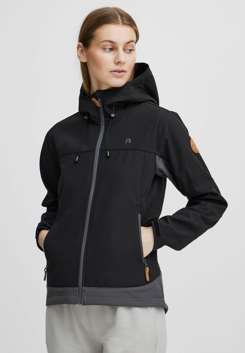 Crna softshell jakna sivi donji rub, podesiva kapuljača, prednji džepovi i kontrastni smeđi detalji. Vodootporan dizajn.