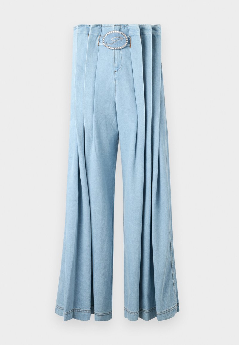 Jeans de pernera ancha en azul claro con pliegues, que presentan una hebilla circular decorativa con strass en la cintura. Textura de denim suave, ajuste casual.