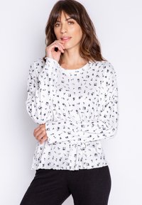 Vit långärmad blus med svart blommönster, texturerat material, rund halsringning och rynkad midjedetalj. Passar för casual användning.