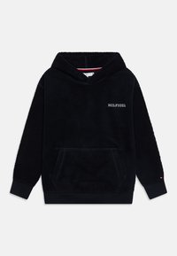 Hoodie en polaire noire avec une poche avant, logo brodé et poignets côtelés. Texture douce, design décontracté, avec une capuche doublée.