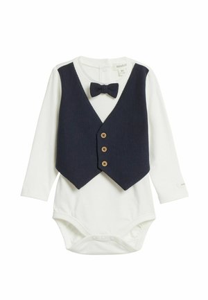 Hvid babybody med lange ærmer med påsyet mørkeblå vest, tre træknapper og matchende mørkeblå butterfly ved kraven.