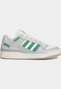 Nízké tenisky Adidas v bílé a šedé barvě se zelenými pruhy, šněrovací design, polstrovaná podrážka a texturovaná gumová podrážka.