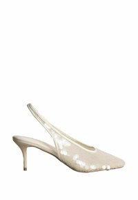 Smėlio spalvos atviros basutės su siauru priekiu, šonuose puoštos blizgučiais, žemu aukštakulniu ir lygiu audinio paviršiumi.