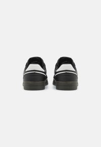 Tommy Jeans COURT - Sportcipő - black