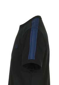 T-shirt nera con una striscia in rete blu sulla spalla e un logo ricamato sul petto. Tessuto in cotone morbido con vestibilità comoda.