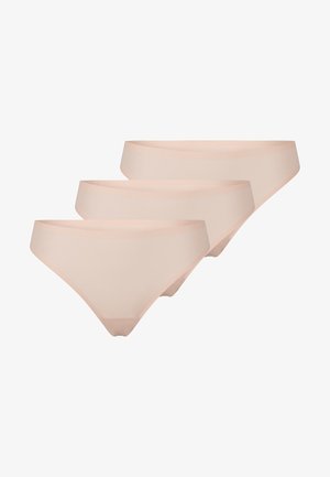 Drie paar licht beige slipjes met een naadloos ontwerp, een gladde textuur en een lage tailleband. Het materiaal lijkt zacht en rekbaar.