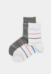 Zwei Paar Socken: ein graues Paar mit bunten Streifen, ein weißes Paar mit mehrfarbigen horizontalen Streifen. Baumwollmaterial, halblange Länge bis zur Wade.
