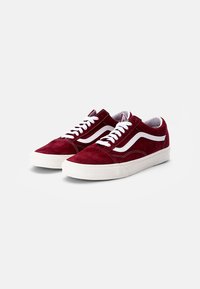 Røde sued sneakers med hvite snøringer, kontrasterende hvit side stripe og gummisåler. Lavt design med polstret krage for komfort.
