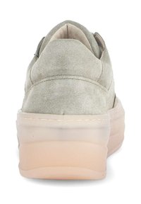 Grijze suède sneaker met een afgeronde achterkant, voorzien van een doorzichtige rubberen zool en subtiele stikdetails langs het bovenste gedeelte.