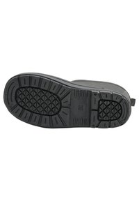 Semelle de chaussure en caoutchouc noir avec un motif de grip texturé, comprenant des formes géométriques surélevées et des crêtes pour l'adhérence. Pas de logos ni de marquages visibles.