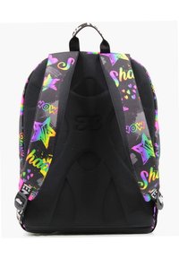 Zaino nero con stampe colorate di stelle, cuori e testo. Retro imbottito, spallacci regolabili e maniglia superiore per il trasporto.