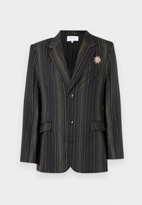 Μαύρο σακάκι με λεπτές κάθετες χρυσές και μπλε ρίγες, μπροστινό κούμπωμα με δύο κουμπιά, τσέπες με καπάκι και χρυσό καρφίτσα σε σχήμα ηλιακής ακτίνας στο πέτο.