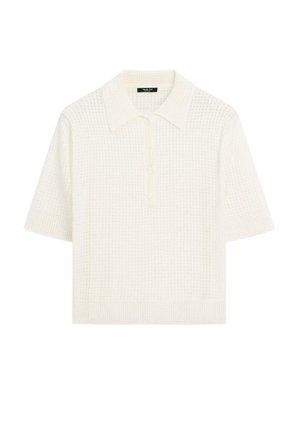 Texturiertes weißes Polohemd mit kurzen Ärmeln, einem Kragen und einer Knopfleiste mit vier Knöpfen. Verfügt über ein Strickmuster im gesamten Stoff.