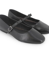 Zapatos planos de cuero negro con punta cuadrada, correa en el tobillo y hebilla plateada. Interior con un diseño de estampado de leopardo marrón. Suela plana.