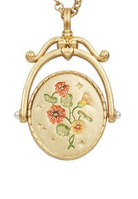 Pendente in oro a forma di medaglione floreale con fiori arancioni e gialli dipinti a mano, foglie verdi e piccoli accenti di perle. Catena inclusa.
