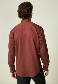 Next EASY CARE ROYAL OXFORD REGULAR FIT - Ing - brick red