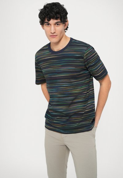 Rövid ujjú, tengerészkék póló többszínű vízszintes csíkokkal. Kerek nyakkivágással és puha anyagból készült. Világos színű nadrággal ajánlott viselni.