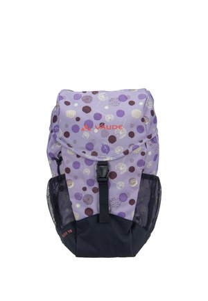 Zaino viola con motivi circolari multicolori, cinghia frontale con fibbia, fondo nero, tasche laterali in rete e logo "VAUDE" rosso.
