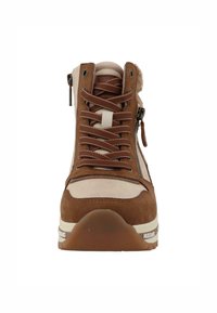 Scarpa alta in suede marrone e tessuto con lacci, cerniera laterale e collo morbido. Suola in gomma. Punta arrotondata. Accenti bianchi e beige.