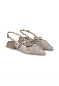 Zapatos slingback de punta afilada en tejido metálico beige claro con malla de patrón de diamante, acentuados por una correa de cristales y un tacón bajo y angular.