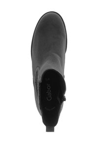 Bottines en suède noir avec bout rond, tirant à l'arrière, panneau élastique sur le côté, et fermeture éclair sur le côté intérieur.