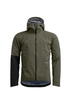 Olivgrüne wasserdichte Jacke mit schwarzem linken Ärmelabschnitt, Frontreißverschluss, hohem Kragen, angenähter Kapuze und zwei seitlichen Reißverschlusstaschen.