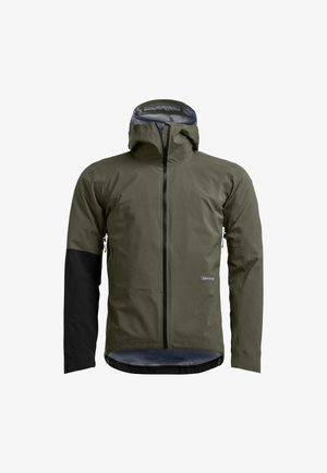 Olivgrüne wasserdichte Jacke mit schwarzem linken Ärmelabschnitt, Frontreißverschluss, hohem Kragen, angenähter Kapuze und zwei seitlichen Reißverschlusstaschen.