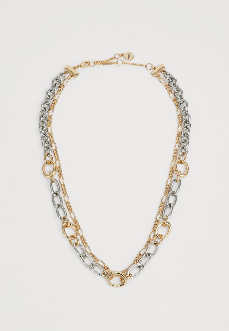 Collana a doppio strato con maglie alternando oro e argento e un piccolo tag rotondo vicino al gancio.