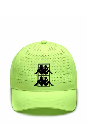 Cappellino verde neon con design perforato, caratterizzato da un logo nero di due figure silhouette contro un contorno rettangolare sulla parte anteriore.