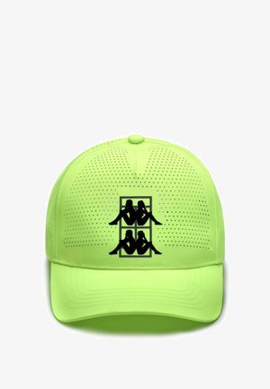 Cappellino verde neon con design perforato, caratterizzato da un logo nero di due figure silhouette contro un contorno rettangolare sulla parte anteriore.