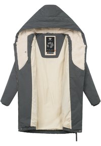 Vêtement d'extérieur gris isolé avec capuche, présentant une doublure en fausse fourrure couleur crème et une étiquette intérieure. Fermeture éclair et poignets élastiques.