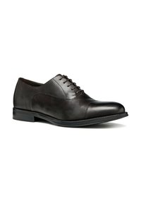 Chaussure de costume en cuir marron avec une finition lisse, bout arrondi et laçage à cinq œillets. Équipée d'une semelle en caoutchouc noir à profil bas.