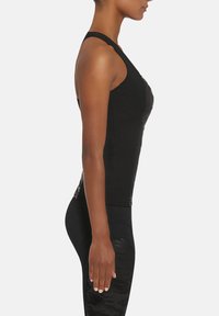 Czarny sportowy top na ramiączkach o dopasowanym kroju, z szerokimi ramiączkami, gładką strukturą i nieco dłuższym tyłem.