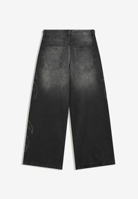 Jeans in denim nero a gamba larga con tasche posteriori e leggera scoloritura, mostrati da dietro su uno sfondo bianco.