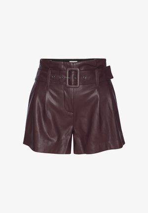 Burgunderrote Lederhosen mit einem breiten Gürtel, der eine quadratische Schnalle und Gürtel-Schlaufen aufweist, taillierte Passform, gefaltete Vorderseite und glatte Textur.