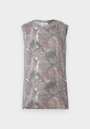 Αμάνικο μπλουζάκι με στρογγυλή λαιμόκοψη και διακριτικό μοτίβο καμουφλάζ δάσους με φύλλα και κλαδιά σε γκρι και καφέ αποχρώσεις.