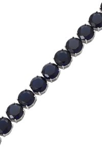 Bracciale di zaffiri con pietre rotonde e sfaccettate montate su graffe d'argento, che presenta un colore blu intenso e una finitura lucida.