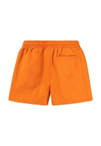 Orange shorts med en slät textur, elastisk midjeband och en enda bakficka. Rakt skurna utan ytterligare mönster eller detaljer.