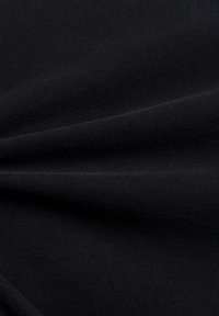 Zwarte stof met een glad en gestructureerd oppervlak, met een fijne brei en een subtiele glans, gerangschikt in zachte plooien.