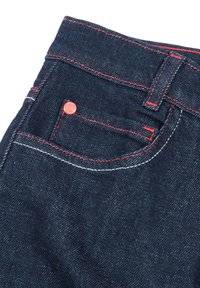 Tascone in jeans di denim blu scuro con cucitura rossa, rivetto rosso e passante per cintura su sfondo bianco.