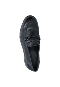 Mocassino in pelle nera con punta arrotondata, cinturino decorativo e accessori metallici nella parte anteriore, e suola in gomma testurizzata. Finitura liscia.
