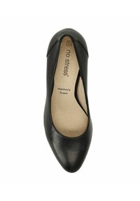 Chaussure plate en cuir noir avec une semelle intérieure en mousse à mémoire de forme, bout pointu et design latéral découpé. Texture lisse et silhouette épurée.