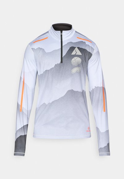 Camisa atlética de manga larga en degradado gris y blanco. Presenta un cuello con media cremallera, acentos naranjas en los hombros y estampados gráficos de montañas.