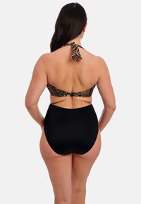 Parte inferior de bikini negra de tiro alto con un top halter estampado que presenta rayas marrones y negras. Tira ajustable en el cuello, tela texturizada.