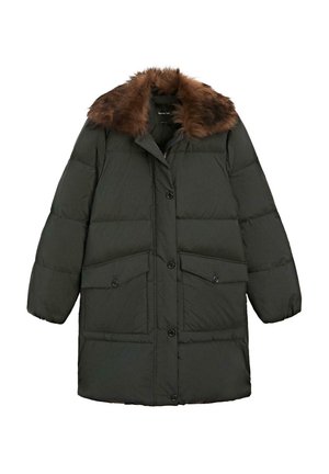 Giacca invernale imbottita verde scuro con grande colletto di pelliccia sintetica marrone, chiusura frontale con bottoni e due tasche con patta e bottone.