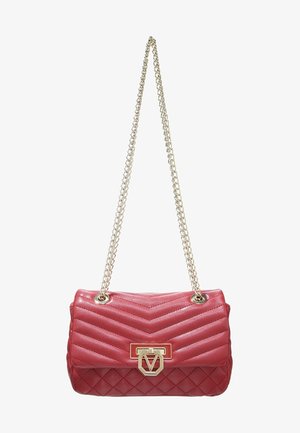 Rote gesteppte Leder-Umhängetasche mit goldfarbener Kette und goldenem geometrischem Verschluss an der Klappe.
