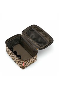 Estuche de maquillaje con estampado de leopardo, de forma rectangular, con cierre de cremallera, bolsillo de malla y tres compartimentos circulares en su interior. Exterior de tela texturizada.