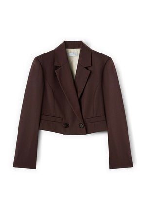 Blazer marrón oscuro recortado con mangas largas, dos botones delanteros, cuello con solapa de muesca y bolsillos de ojal sobre un fondo blanco.